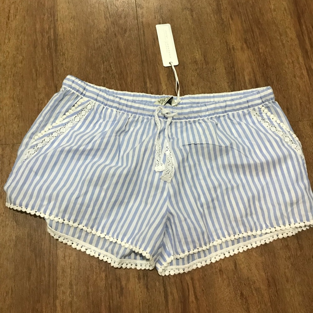 Sleep shorts with pockets